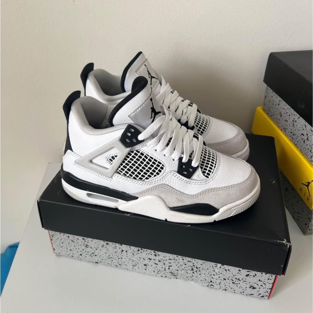 USED - Jordan 4 military black - 5Y